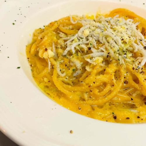 釜揚げしらすのローマ風カルボナーラが激ウマ！って聞いたのでさっそく試作してみましたの図。
個人的にはあまり好きではないので却下になりました。普通にベーコンやパンチェッタの方が好き✨メニューに載ることはありませんが『作って！』って言われれば作ります🤣

———————————————————— ⁡ 
一軒家を改装したイタリアンレストラン 
arte Tomoaki 〜 アルテ トモアキ 〜 
lunch ▷ 11:30-14:30 
dinner ▷ 17:30-22:30 
定休日 ▷ 火・水曜日 ⁡ ————————————————————
#ディナー#ランチ#日野#イタリアン#カルボナーラ