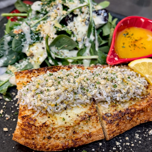 釜揚げしらすと卵黄のガーリックトースト　