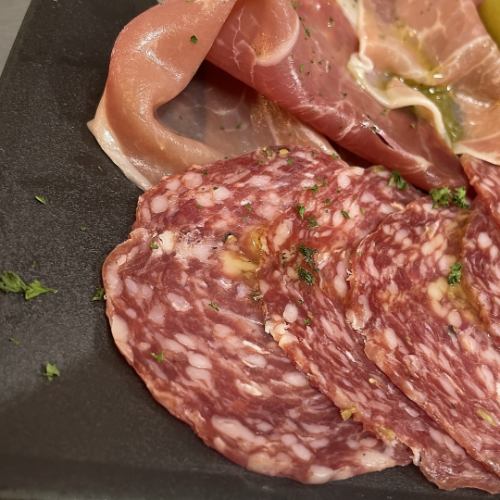 スペイン生ハムとフランス産サラミの盛り合わせ