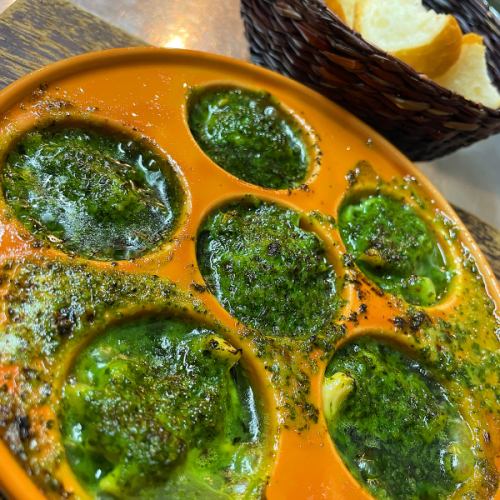 つぶ貝のエスカルゴ風ココット焼き バケット添え