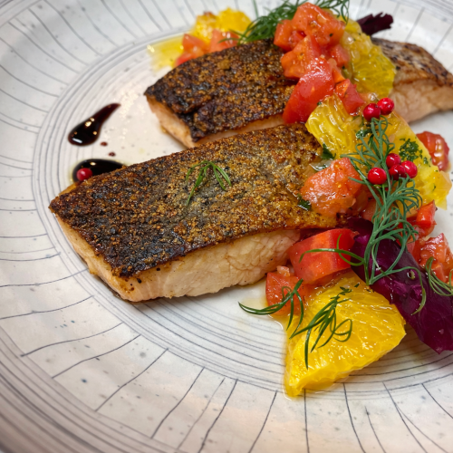 アトランティックサーモンのポワレ　  フルーツトマトとイタリアの魚醤と季節の柑橘のソース