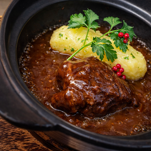 牛ホホ肉の赤ワイン煮込み (150ｇ) マッシュポテト添え　土鍋仕立て