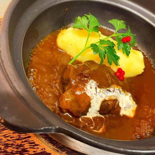 じっくり煮込んだ牛ホホ肉の赤ワイン煮込みを、土鍋で熱々に仕上げました。

ナイフがいらないほどのやわらかさと、
濃厚なソースの旨み。

なめらかなマッシュポテトとともに、
最後の一口までお楽しみください。

———————————————————— 
⁡ 古民家で焼酎とイタリアン 
arte Tomoaki 〜 アルテ トモアキ 〜 
lunch ▷ 11:30-14:30 
dinner ▷ 17:30-22:30 
定休日 ▷ 火・水曜日 ⁡ ————————————————————
#ディナー#ランチ#日野#イタリアン#牛ホホ肉の赤ワイン煮込み