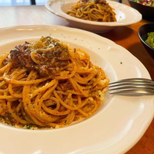 久しぶりにボロネーゼあります✨
３種類の牛ひき肉を使い3日かけてつくってます。ぜひ食べて欲しいヒトサラです✨

———————————————————— ⁡ 
古民家で焼酎とイタリアン 
arte Tomoaki 〜 アルテ トモアキ 〜 
lunch ▷ 11:30-14:30 
dinner ▷ 17:30-22:30 
定休日 ▷ 火・水曜日 ⁡ ————————————————————
#ディナー#ランチ#日野#イタリアン#ボロネーゼ