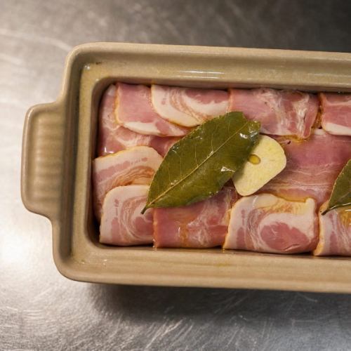 テリーヌドカンパーニュ🐖✨
シンプルなのが好き❤️
シンプルですが豚の４種の部位を使い、
こだわって作ってます✨
1日寝かせて明日焼きます。

———————————————————— ⁡ 
古民家で焼酎とイタリアン 
arte Tomoaki 〜 アルテ トモアキ 〜 
lunch ▷ 11:30-14:30 
dinner ▷ 17:30-22:30 
定休日 ▷ 火・水曜日 ⁡ ————————————————————
#ディナー#ランチ#日野#イタリアン#テリーヌ
