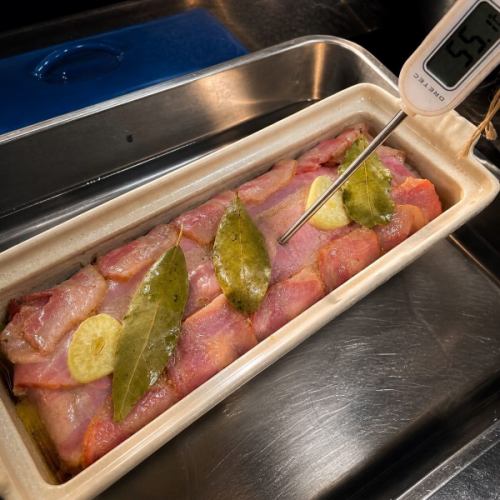 乡村风味的肉冻，里面包裹着四种不同的肉块。
当内部温度达到 68℃ 时，放入冰块。
快速冷却。
我们快到了！

———————————————————————————⁡
在传统的日式房屋里享用烧酒和意大利菜
艺术智明
午餐▷ 11:30-14:30
晚餐▷ 17:30-22:30
休息 ▷ 每周二、周三⁡ ————————————————————
#晚餐 #午餐 #日野 #意大利 #肉冻