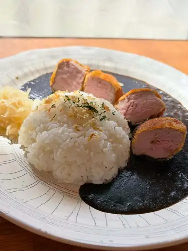 .
Starting October 2nd, from lunchtime.

After numerous prototypes, it's finally complete.

"European-style black curry for Kinun pork fillet cutlet"

Thickly sliced fillet of "Kinunbuta" pork, carefully raised in Yabakei, Nakatsu City, Oita Prefecture.

It's cooked sous-vide at a low temperature to make it moist and tender, then coated in herb breadcrumbs and deep-fried to a crispy, fragrant finish.

And to complement that fillet cutlet, we prepared the following:
Homemade European-style black curry.

The rich flavor of the meat and aromatic vegetables are layered with several kinds of spices to create a deep and complex taste.

The curry is not the main dish,
A curry designed to enhance the flavor of Kinun pork fillet cutlets.

That's the kind of dish it is.

And one more thing.

🍕 Our "Today's Recommended Pizza" will also be available starting October 2nd!

A dish prepared by the chef using the best ingredients of the day.
What will be featured is a surprise for that day.

Sales begin on October 2nd (Friday) during lunchtime.

Both are available in limited quantities.
If you're interested, please contact us as soon as possible.

We look forward to your visit.

———————————————————— ⁡
Shochu and Italian food in a traditional Japanese house
arte Tomoaki ~ Arte Tomoaki ~
Lunch ▷ 11:30-14:30
Dinner ▷ 17:30-22:30
Closed on Tuesdays and Wednesdays ⁡ ————————————————————
#Dinner #Lunch #Hino #Italian #Curry