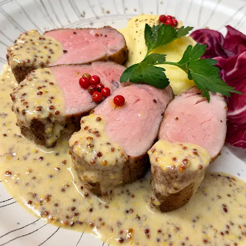 ●厚切金嫩豬裡肌肉慢烤(250克),配全麥芥末和奶油醬