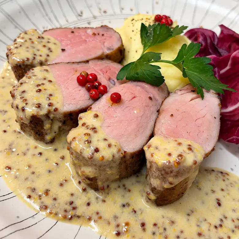 ●厚切金嫩豬裡肌肉慢烤(250克),配全麥芥末和奶油醬