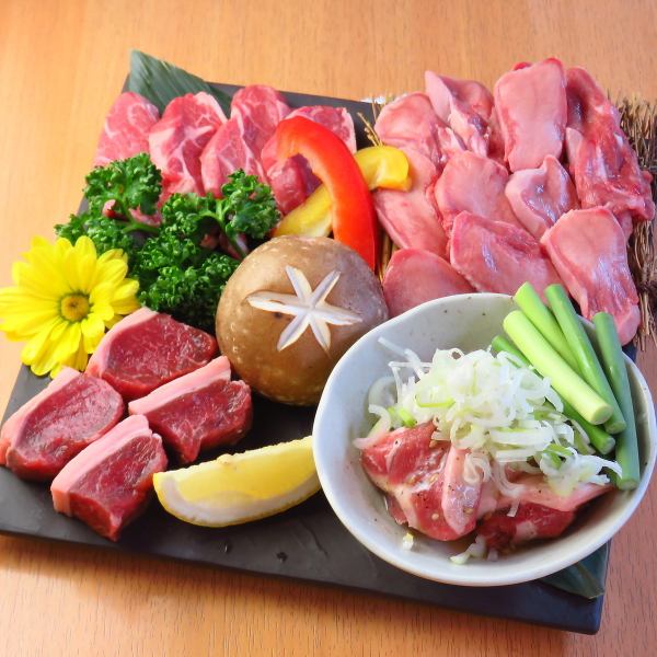 当店の人気部位を贅沢に詰め込んだ、お肉の「4種盛り」