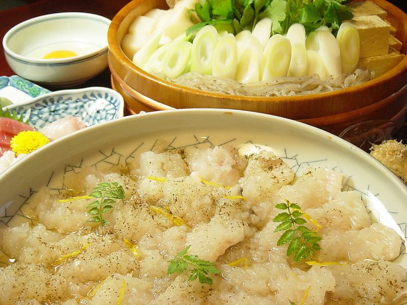 夏といえば『鱧すき鍋』 淡路産の活け鱧と相性のいい玉葱をあっさりした出汁でたき卵をつけて。ちり鍋もOK