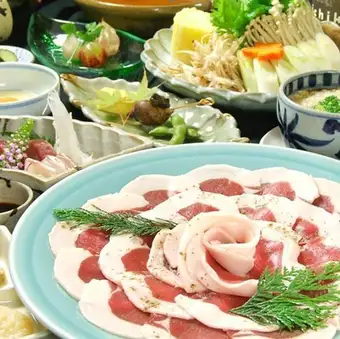在大阪，这算得上是比较少见的：一份包含 6 道菜的野猪火锅套餐，售价 7500 日元（含税）。