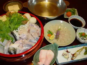 冬季美食之王，最經典的火鍋菜餚：鐵火鍋 - 10,450日元（含稅）+ 另加費用可享受暢飲。