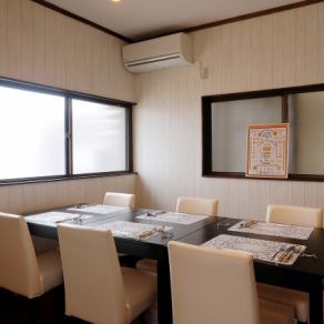 プライバシーを重視した特別な空間です。広々とした部屋には、快適な座席とテーブルが配置されています。木の温もりや上質なインテリアが調和し、落ち着いた雰囲気を演出しています。プライベートな会話やお祝いの場、大切な会議や取引の場として利用できます。家族と心ゆくまで特別な時間を過ごすことができる個室です。