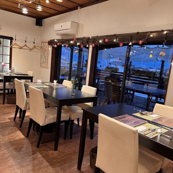 古民家をセルフリノベーションしたピカピカの店内★夜になると雰囲気がお昼とは違うのも◎心地良い空間でお食事やおしゃべりを楽しめます。優しい店内の光が心地よい雰囲気を演出し、くつろぎのひとときを提供します。日々の喧騒から離れて、明るく開放的な空間でくつろぎの時間をお過ごしください。