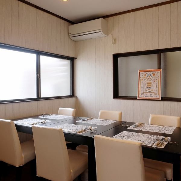 防音設備の効いた屋内個室も完備◎　デートや家族の集まり、お祝い事、旅先の休息などに最適です。秘密の会話や特別なイベントを思う存分楽しめます。特別な場面に最もふさわしい個室でのお食事体験をご堪能ください。