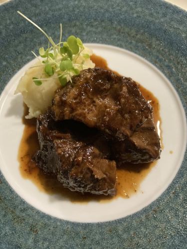 2.牛ホホ肉の赤ワイン煮込み