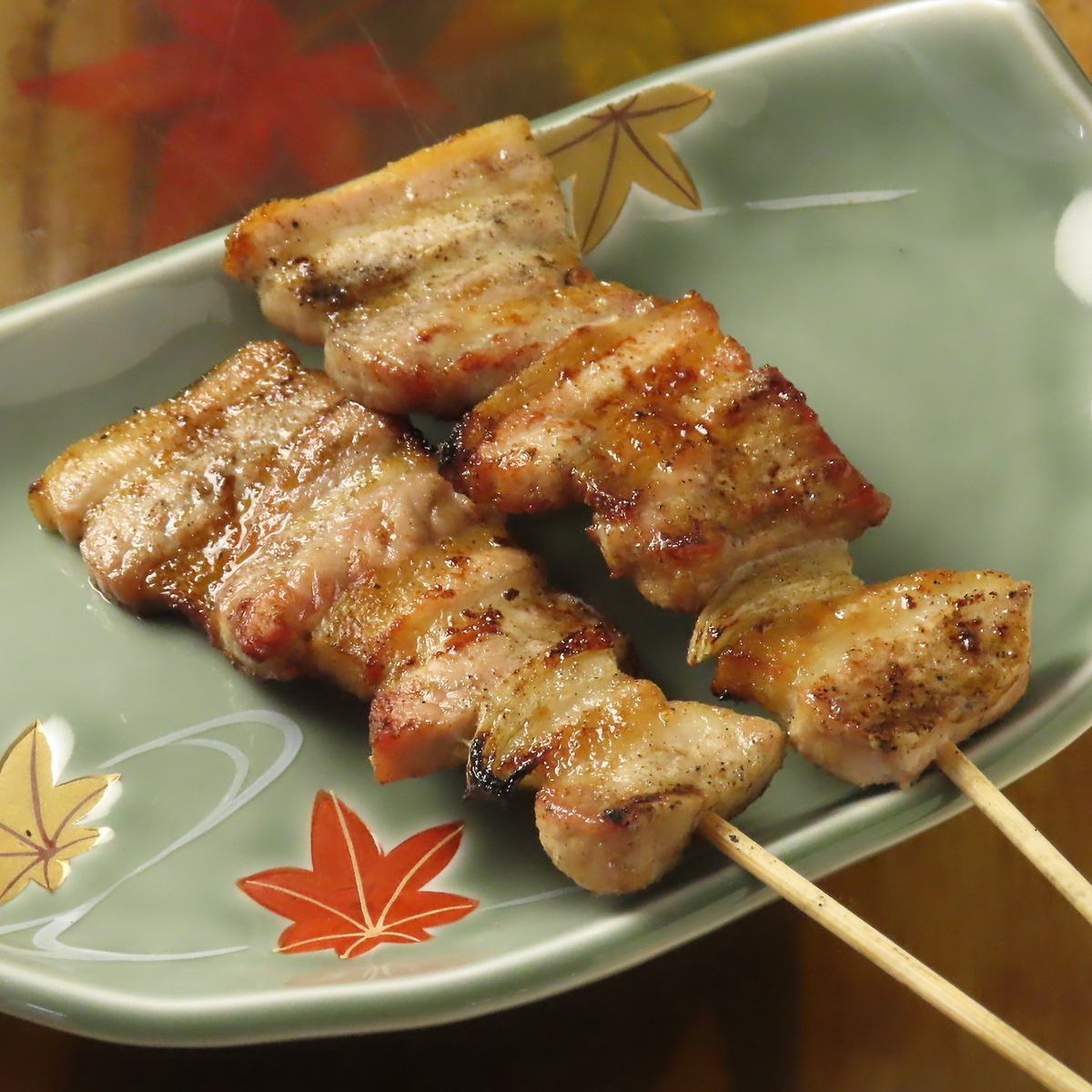 こだわりの焼き鳥や豚串を、落ち着ける雰囲気の中で味わえる居酒屋です◎