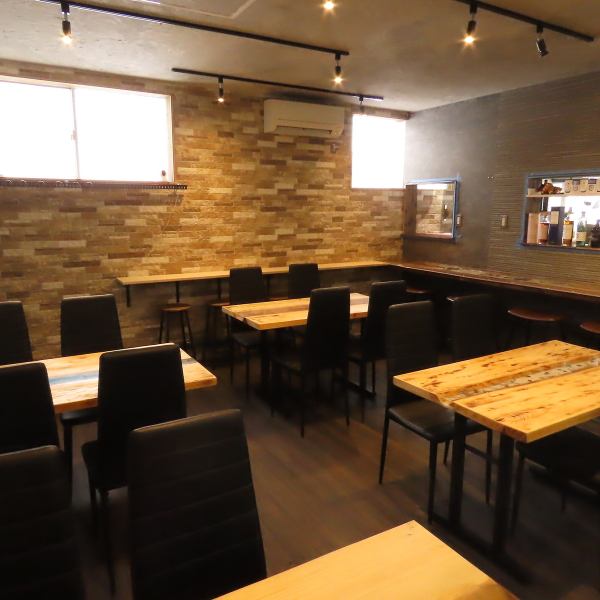 昼飲みも賑わう！大型宴会に対応可能な広いフロアは、ゆったりとしたレイアウトで団体利用も快適。動線が広く、席間隔も余裕があるため、安心して楽しめるのが魅力です。歓送迎会や会社宴会など様々なシーンに最適なスペースです！