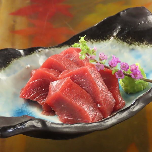 【美食の極み】豊洲直送の厳選マグロをお造りで。匠の技が光る贅沢な一皿（1,078円）