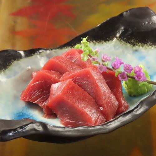 【美食の極み】豊洲直送の厳選マグロをお造りで。匠の技が光る贅沢な一皿（1,078円）