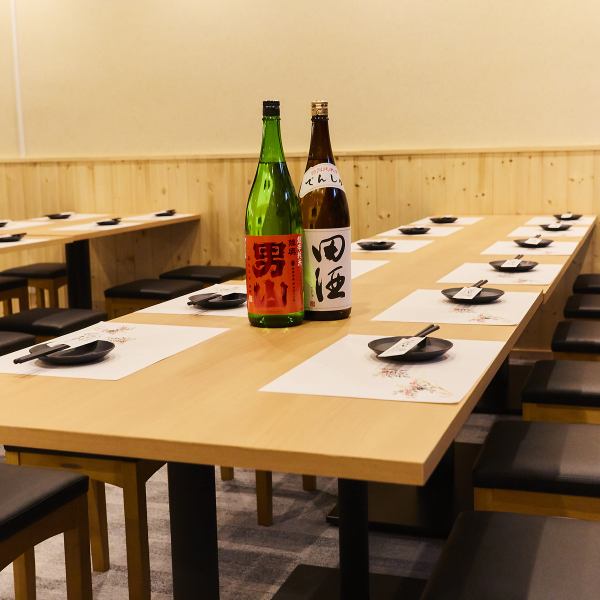 少人数のご宴会・飲み会にぴったり!!大衆的で昭和モダンの空間で旨い肴と旨い酒をご堪能下さい。風通しの良い広々とした場所で飲み会・女子会など様々なシーンにご利用いただけます。