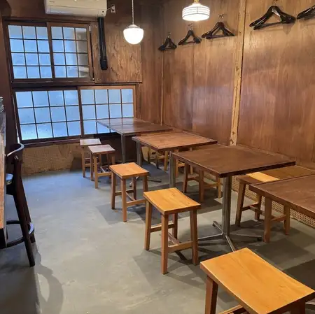 2階は木の温もり溢れる寛ぎのテーブル空間♪2名様掛けのお席をお好みの人数に合わせて柔軟に繋げられます!落ち着いた雰囲気の中でゆったりとお食事とお酒を楽しめるので、女子会や各種ご宴会にもぴったり◎14名様からフロア貸切も可能なので、プライベート感たっぷりの特別な時間をお過ごしいただけます♪