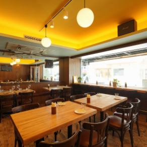 4名様用のテーブル席もご用意あり。仕事帰りのサク飲みや同僚との飲みなど、気軽な集まりにもご利用いただけます。