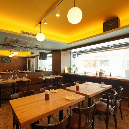 4名様用のテーブル席もご用意あり。仕事帰りのサク飲みや同僚との飲みなど、気軽な集まりにもご利用いただけます。