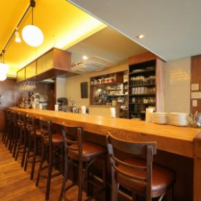 おひとり様も歓迎！窓際のカウンター席は、外の景色を眺めながらゆったりとお食事をお楽しみいただけます。