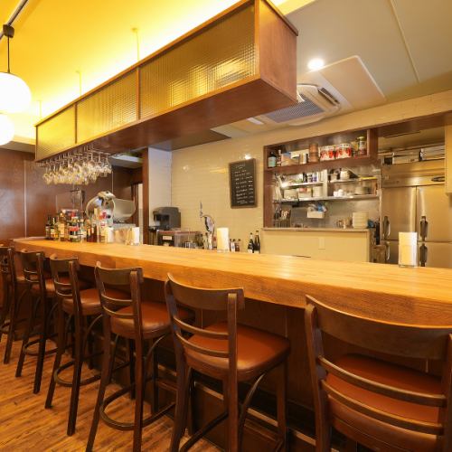 キッチンの様子も見ることができる、オープンカウンター席もございます。話のきっかけにもなり、会話も楽しみながらお過ごしいただけます。