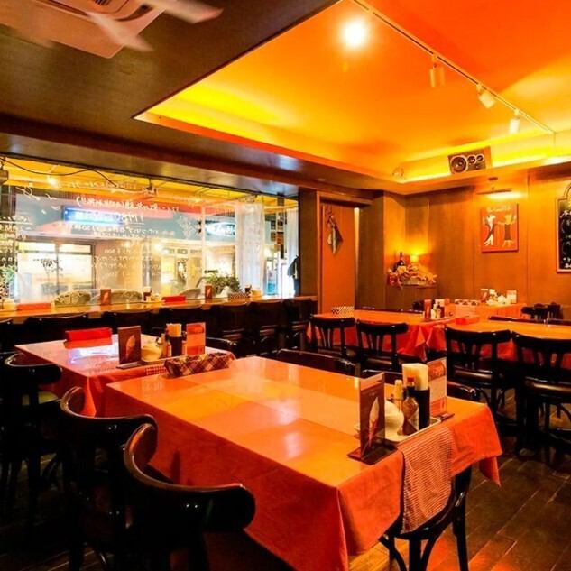 おしゃれな内装でお食事とドリンクが楽しめます。