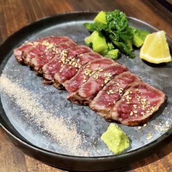 烤和牛腿肉配海藻和时令蔬菜