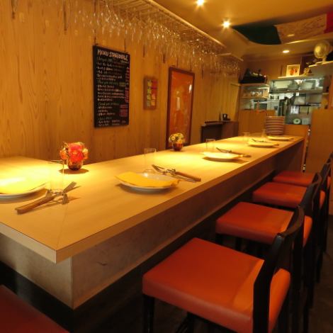 If you are a single person, we can offer you a safe counter seat.It is an elegant adult space where you can enjoy food and drink alone, and spend wonderful time with friends and couples.Relax in a warm urban retreat.