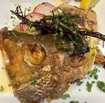 【隠れた逸品：鮮魚の兜のロースト】