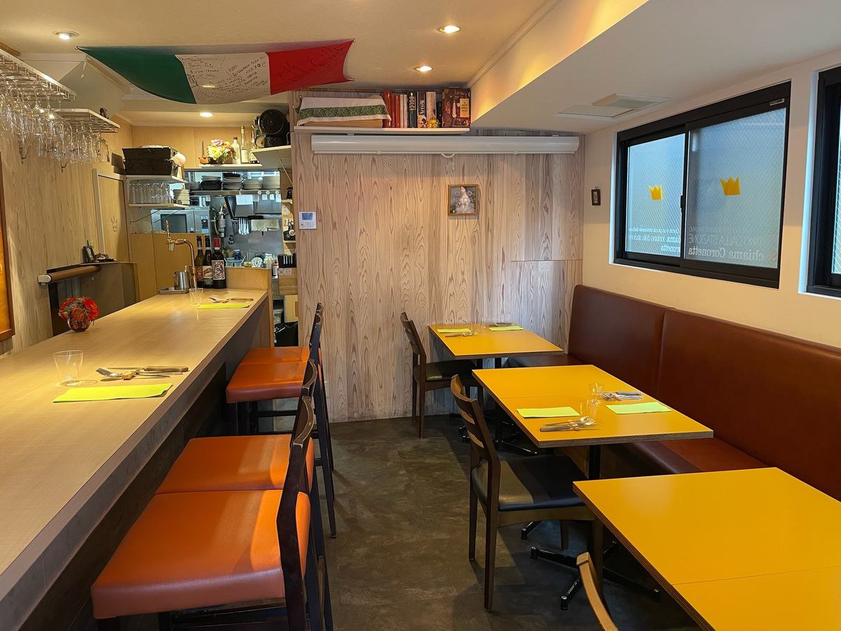 三田・田町の住宅街に佇むイタリアン「Coronetta（コロネッタ）」。木の温もりある店内は、カウンターとテーブルを備え、おひとり様からご家族までゆったりとお過ごしいただけます。
