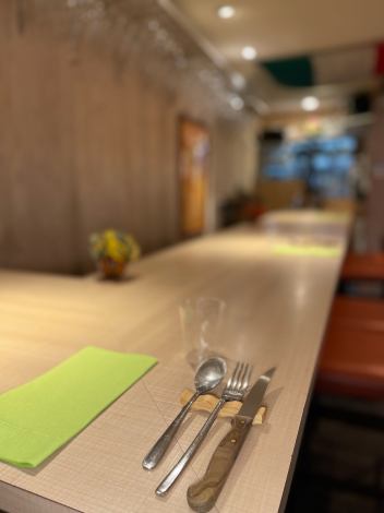 カウンター席は、料理を待つ時間も「楽しみ」に変える場所。目の前でワインを注ぎ、厨房の音が聞こえ、スタッフとのさりげない会話も生まれる。Coronettaのカウンターは、料理と人との距離が近く、ふらっと立ち寄っても自然と気分がほぐれる設計です。おひとり様でも会話が苦手でも、気兼ねなくお楽しみいただけます。