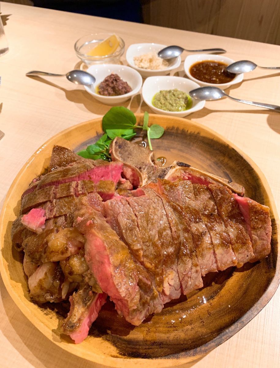 三田のイタリアンCoronettaでは、年2回「Tボーンステーキフェア」を開催。迫力の骨付き肉を、自家製ソースで堪能いただけます。