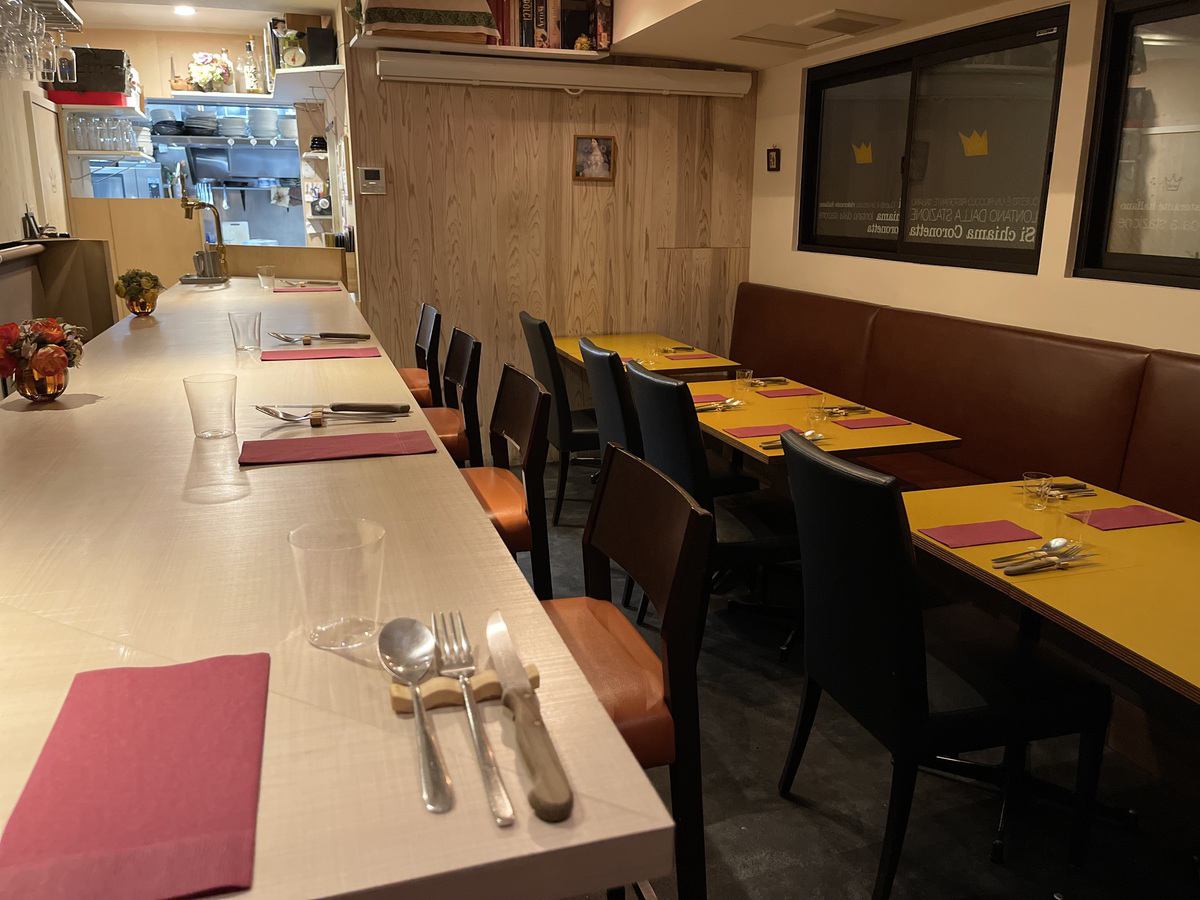 三田・田町の住宅街に佇むイタリアン「Coronetta（コロネッタ）」。木の温もりある店内は、カウンターとテーブルを備え、おひとり様からご家族までゆったりとお過ごしいただけます。