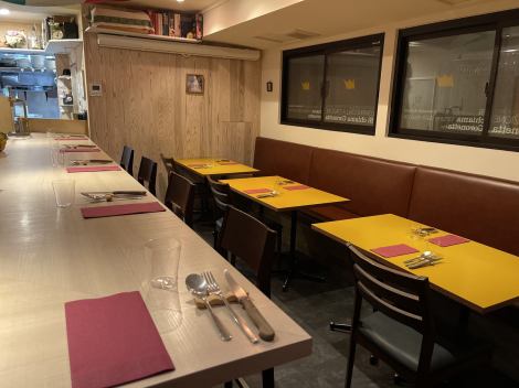 港区三田・田町の住宅街に佇むイタリアン「Coronetta（コロネッタ）」。木の温もりある落ち着いた店内では、カウンターとテーブル席をご用意。手打ちパスタや前菜、肉料理、ワインを中心に、自家製にこだわったアラカルト料理を日替わりでお楽しみいただけます。