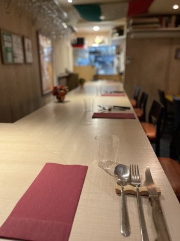 カウンター席は、料理を待つ時間も「楽しみ」に変える場所。目の前でワインを注ぎ、厨房の音が聞こえ、スタッフとのさりげない会話も生まれる。Coronettaのカウンターは、料理と人との距離が近く、ふらっと立ち寄っても自然と気分がほぐれる設計です。おひとり様でも会話が苦手でも、気兼ねなくお楽しみいただけます。