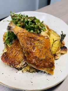 千葉県産水郷赤鶏の骨付きモモ肉のロースト