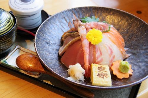 The extremely fresh seafood bowls are delicious every day!