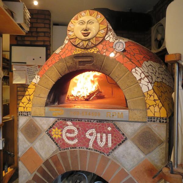 [Italian Pizza Kiln ◎] Our shop is also sticking to pizza baking kilns! Using an Italian pizza kiln with a great impact, it burns three kinds of firewood, cedar, cherry and firewood, and exceeds 400 degrees Each piece is carefully baked at a high temperature.The scent of wood by baking in a wood kiln makes the scent of the fabric, and Pizza, which has drawn the fragrance, is our signature signboard menu ◎