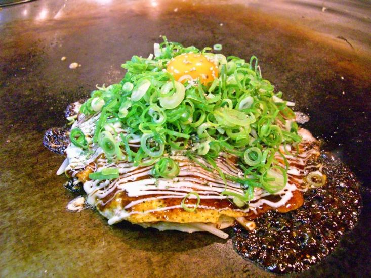 広島焼に九条ネギと卵黄をプラスした笑兵衛焼は一番人気。