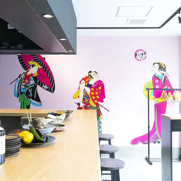 【現代らしさ×京都らしさを散りばめた店内】ピンクの明るい雰囲気の中で、おばんざいをつまみに飲むお酒は絶品です！空間も含めて楽しんでいってください☆デートや女子会にもピッタリ♪
