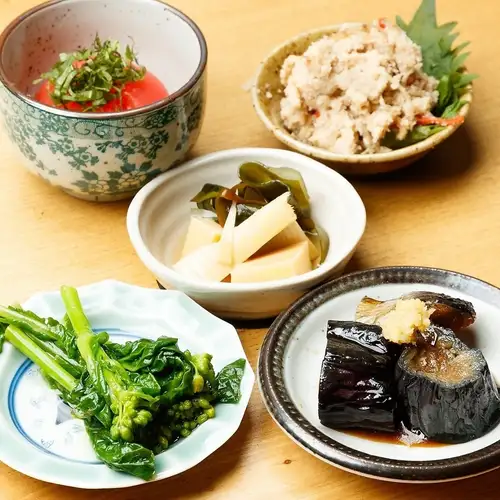 We offer a colorful array of Kyoto-style home cooking!
