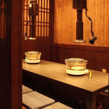 【仕切りのある寛ぎお席】個室感覚で使える和風お座敷は、落ち着いた雰囲気でゆったり寛げる空間。6名様までの少人数宴会やご家族での食事、記念日・誕生日のお祝いに最適。お肉や魚、韓国家庭料理と豊富なドリンクで日常から特別な日まで幅広く利用いただけます。人気なお席のため、早めにご予約がおすすめです。