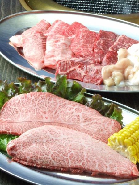 牛一頭から僅かしか取れない希少部位【ミスジ〈タレ・塩〉】（写真手前）