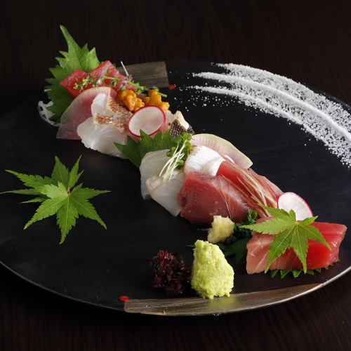 Sashimi and sashimi made from fresh fish carefully selected by the owner